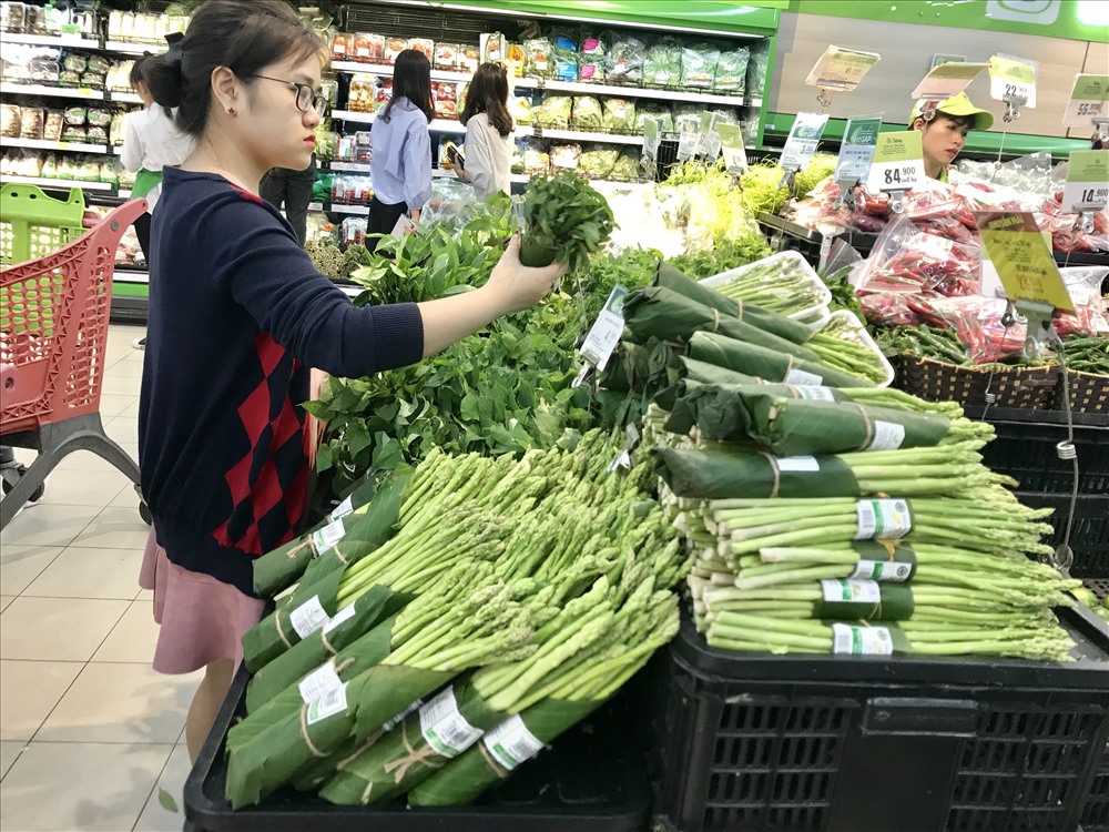 Một số siêu thị đã sử dụng lá chuối thay các túi nilon đựng thực phẩm